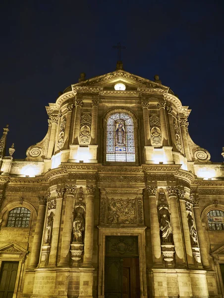 Ночью церковь Нотр-Дам де Бордо. Afcaine, France . — стоковое фото