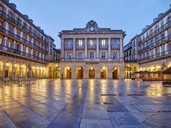 La Plaza de la Constitución al anochecer. San Sebastián, País Vasco —  Fotos de Stock