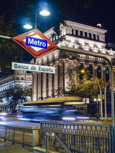Cervantes Enstitüsü ile akşam üstü metro istasyonu tabelası. — Stok fotoğraf