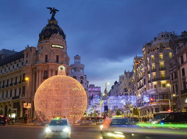 Gran Vía calle de Madrid iluminada por luces navideñas . — Foto de Stock