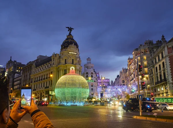 Madrid 'in Gran Via caddesi Noel ışıklarıyla aydınlatılmış.. — Stok fotoğraf