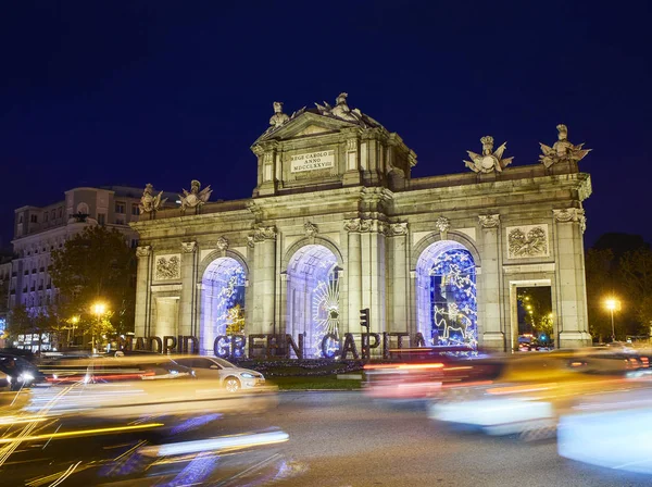 Puerta de Alcalá iluminada por luces navideñas. Madrid, España . — Foto de Stock