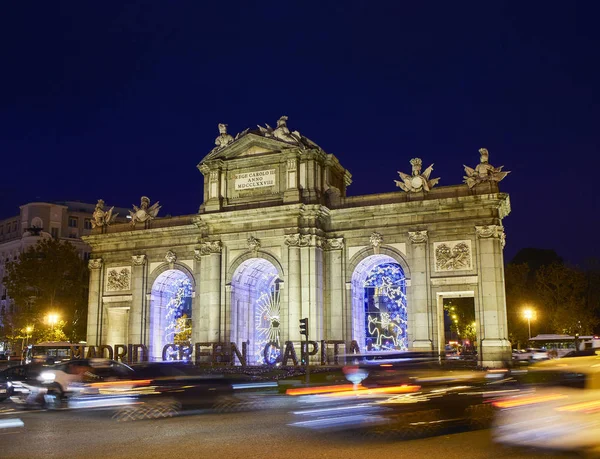 Alcala Kapısı yılbaşı ışıklarıyla aydınlatıldı. Madrid, İspanya. — Stok fotoğraf