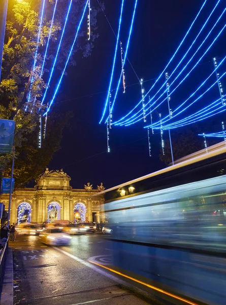 阿尔卡拉门被圣诞节的灯照亮了。 西班牙马德里. — 图库照片