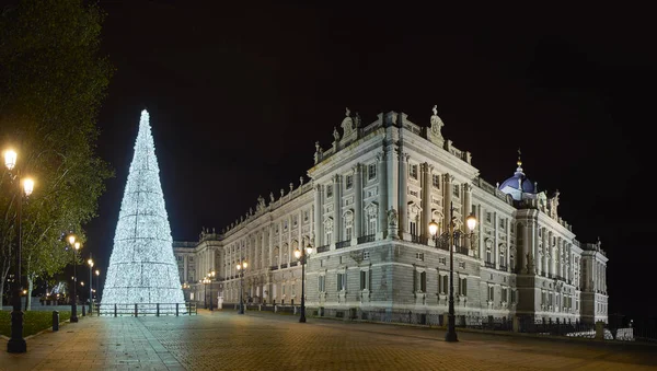 Palacio Real illuminated by a White Christmas Tree. Madrid, Spain. — Stock Photo, Image