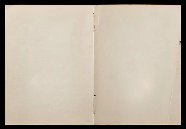 Livro antigo desdobrado mostrando páginas texturizadas . — Fotografia de Stock
