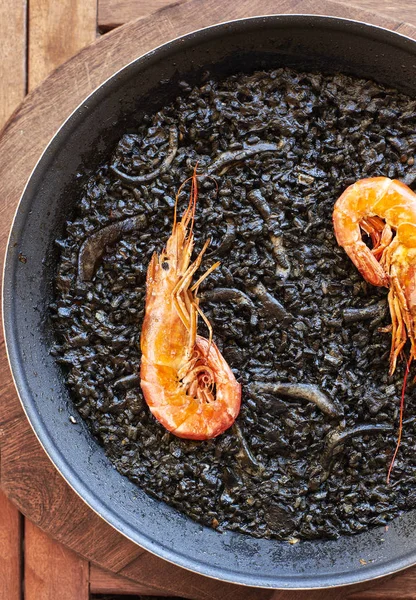 Riz noir à la seiche et crevettes . — Photo