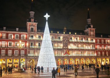 Plaza Mayor Meydanı parlak bir noel ağacı tarafından aydınlatıldı. Madrid, İspanya.