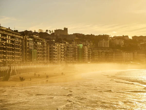 Het Concha strand van San Sebastian bij zonsondergang. Baskenland, Spanje. — Stockfoto