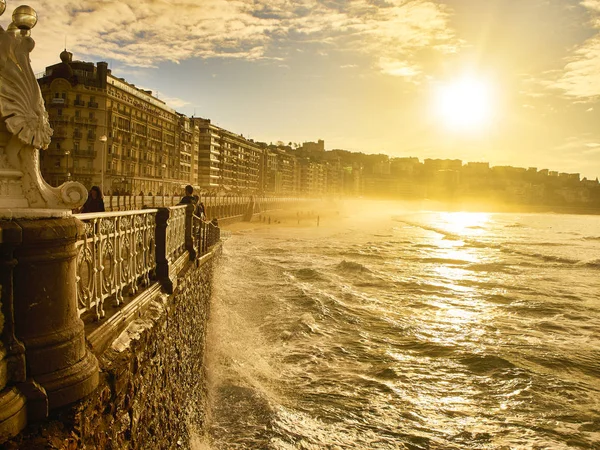 Het Concha strand van San Sebastian bij zonsondergang. Baskenland, Spanje. — Stockfoto