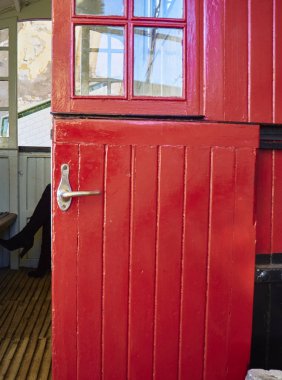 Metalik kapı kolu olan kırmızı ahşap kapı..