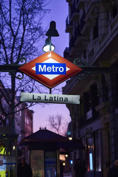 拉丁美洲地铁车站的标志。 西班牙马德里. — 图库照片