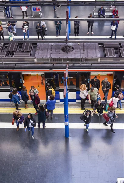 Madrid España Febrero 2020 Personas Que Esperan Tren Una Estación — Foto de Stock