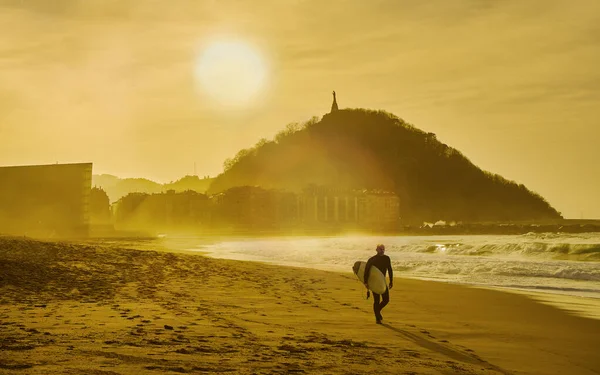 Ein Surfer Strand Von Zurriola Bei Sonnenuntergang Mit Der Möwe — Stockfoto