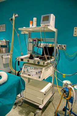 Madrid, İspanya - 13 Mayıs 2008. Bir hastanede anestezi solunum cihazı, monitörler ve diğer tıbbi cihazlar.