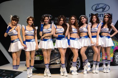 Hyundai kimliği belirsiz kadın sunum