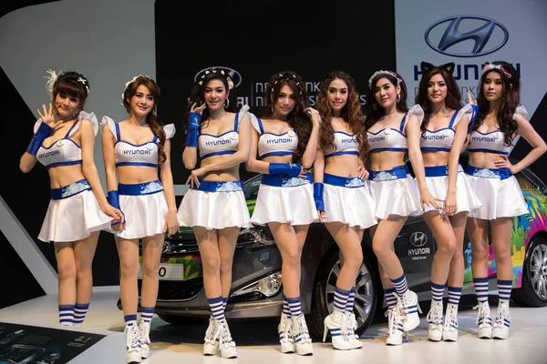 Unidentified female presenters of Hyundai — Stock Photo, Image