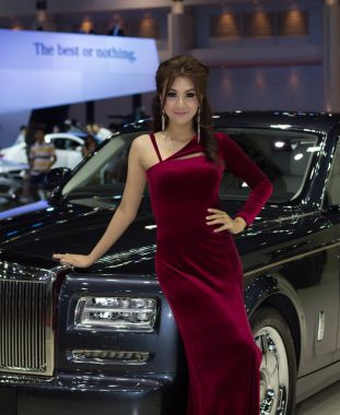 Rolls-Royce kimliği belirsiz kadın sunum