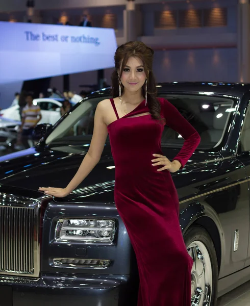 Niet-geïdentificeerde vrouwelijke presentator van Rolls-Royce — Stockfoto