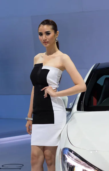 Niet-geïdentificeerde vrouwelijke presentator van Mercedes Benz in Motor Show — Stockfoto