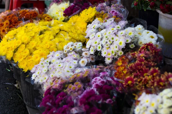 Flores vendem no mercado de flores — Fotografia de Stock