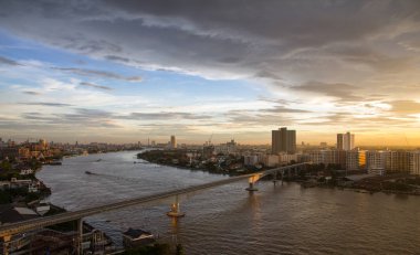 Gün batımından önce Bangkok nehir manzarası