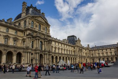 Louvre binasının görünümü