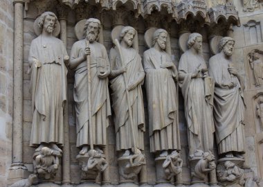 Notre Dame Katedrali, azizlerin heykelleri