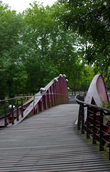 Kırmızı Köprüsü'nde sevgi Gölü