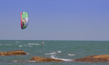 Turistik zevk Hua Hin-Plajı'nda sörf paraşüt