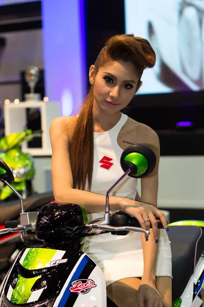 Azonosítatlan női műsorvezető a Suzuki Motor show — Stock Fotó