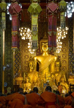 Rahipler Lamphun Tapınağı'nda ana salonunda dua