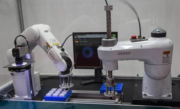 Automatischer Roboter zum Be- und Entladen — Stockfoto