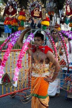Hindu dindar bir kavadi Thaipusam içinde taşıma