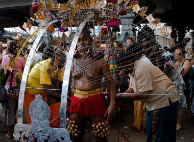 Hindu dindar bir kavadi Thaipusam içinde taşıma