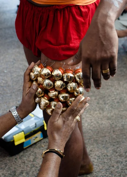 Devotee gancho com sinos perfurados nas pernas — Fotografia de Stock