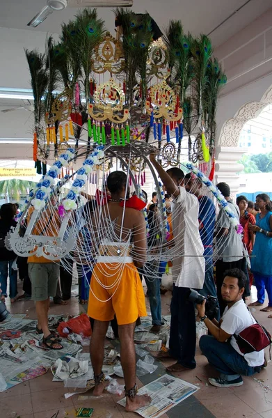 Індуїстські відданий, несучи на kavadi в Тайпусам — стокове фото