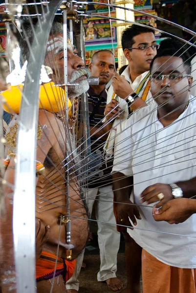 Devoto hindú llevando un kavadi en Thaipusam —  Fotos de Stock