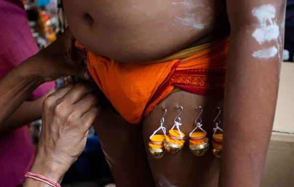 Devotee gancho com sinos perfurados nas pernas — Fotografia de Stock