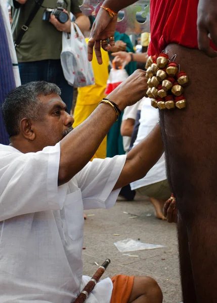 Gancho devoto con campanas perforadas en las piernas — Foto de Stock