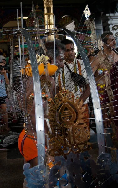 Індуїстські відданий, несучи на kavadi в Тайпусам — стокове фото