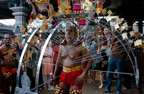 Devoto hindú llevando un kavadi en Thaipusam —  Fotos de Stock