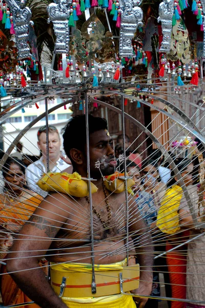 Hinduiska anhängare bär en kavadi i Thaipusam — Stockfoto