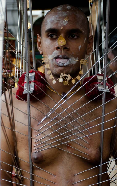 Devoto hindú llevando un kavadi en Thaipusam — Foto de Stock