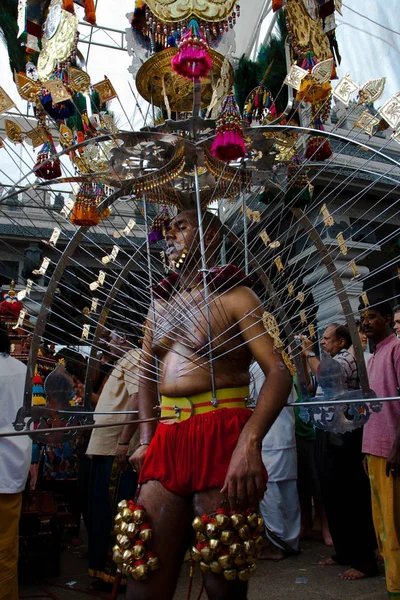 Wielbiciel hinduskiego przewożących kavadi w Thaipusam — Zdjęcie stockowe
