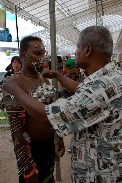 Devotee piercing ganchos para o corpo — Fotografia de Stock