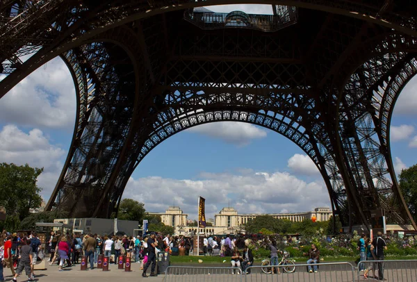 Blick von unten auf den Eiffelturm — Stockfoto