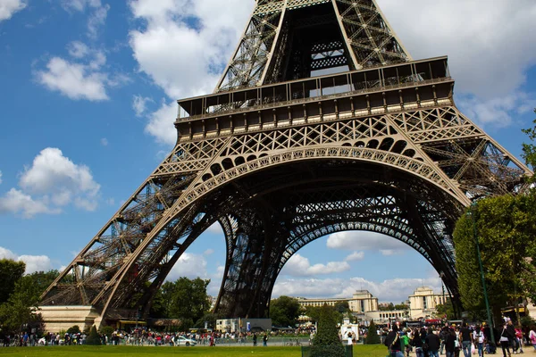 Alsó kilátás nyílik az Eiffel-torony — Stock Fotó