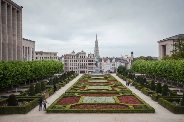 Mont des arts park och townhall tower — Stockfoto