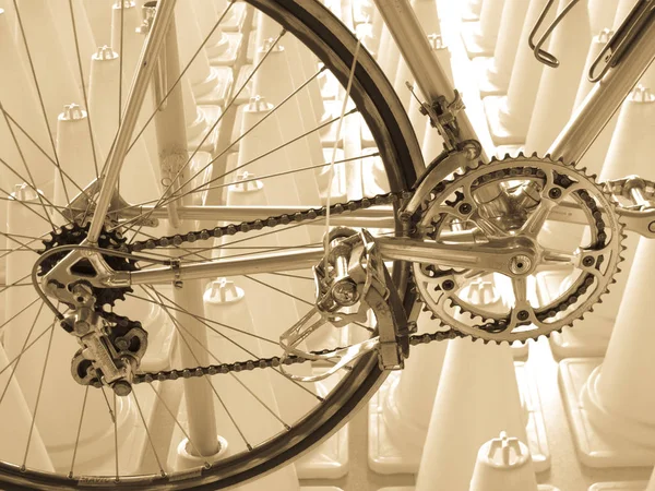 バンコク タイ王国 2012 ビンテージ自転車コンポーネント カンパニョーロ ヴィンテージ自転車に装備のリア変速機 クランク ペダルの 日自転車祭 2012 — ストック写真